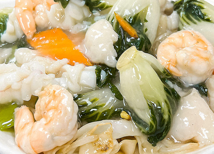 Seafood Chow Fun with Vegetable